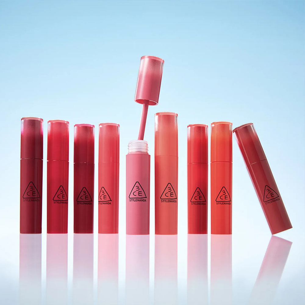 Son Bóng 3CE Lazy Pop Lip Stain 4.5g là dòng son tint kết hợp son bóng, mang đến hiệu ứng môi căng mọng, trong trẻo và rạng rỡ Son Bóng 3CE Lazy Pop Lip Stain 4.5g - 1