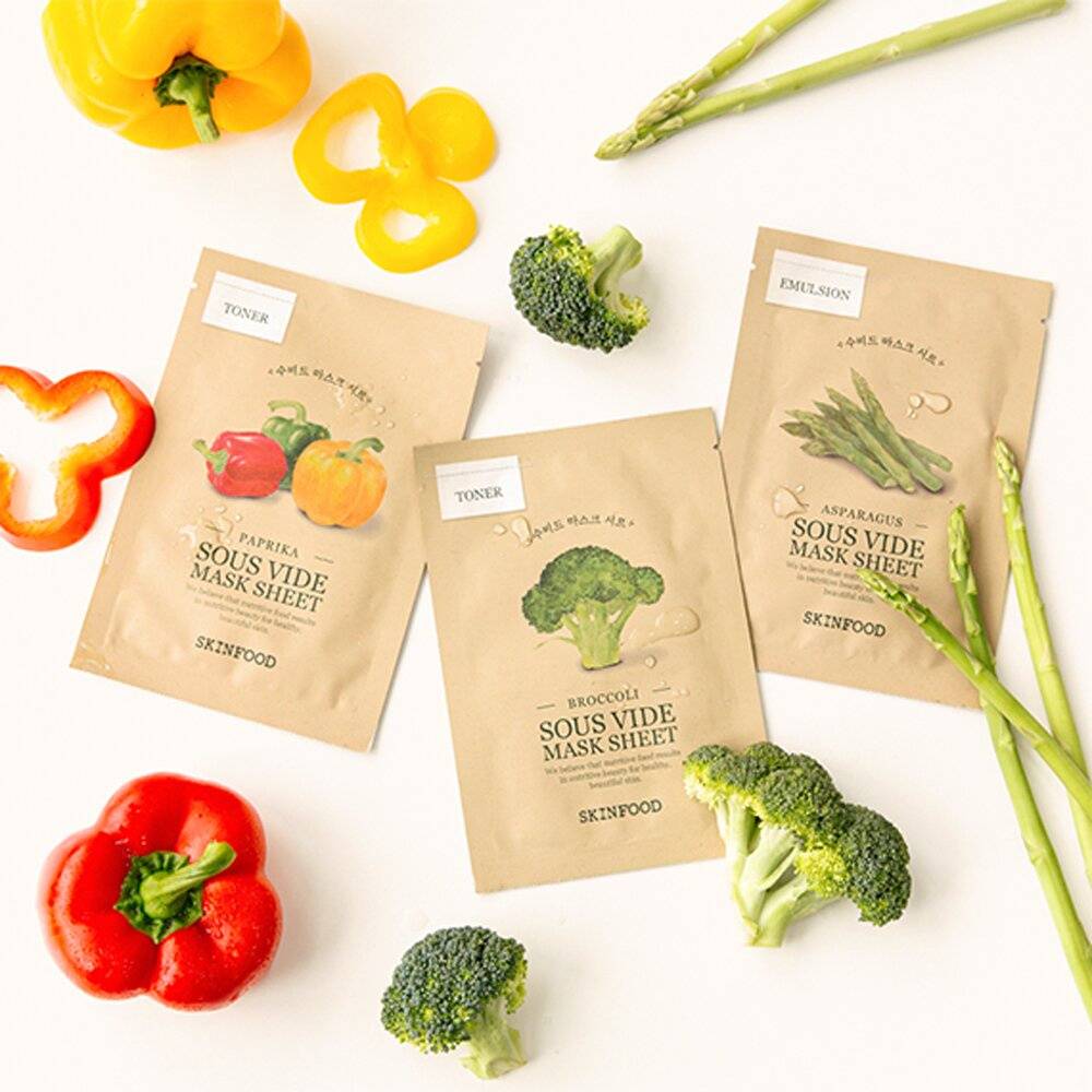 Minh họa các loại mặt nạ Skinfood theo rau củ: Toner với cà chua, bông cải, bắp cải; Essence với cải xoăn, cà tím, rau bina; Emulsion với bí đỏ, măng tây, củ sen
