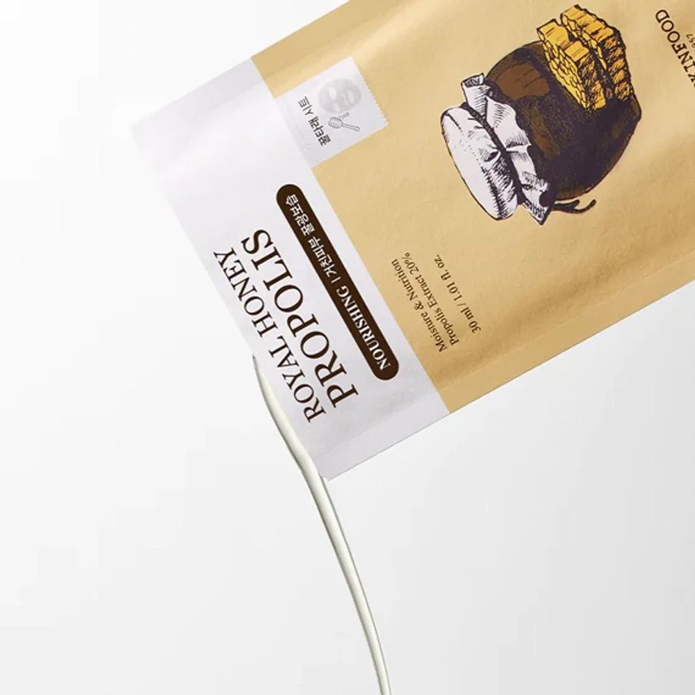 Kết cấu mặt nạ Skinfood Royal Honey Propolis Enrich Mask dạng kem mịn, màu vàng nhạt giàu dưỡng chất